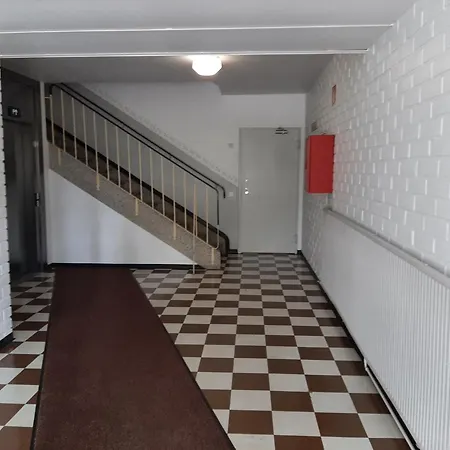 Ylimmaen Kerroksen Kolmio Toimintapuiston Vieressae